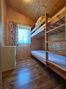 Postel nebo postele na pokoji v ubytování Sunset - Domki letniskowe w Rusinowie
