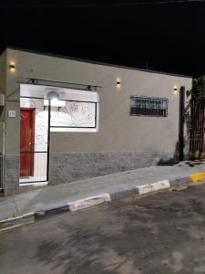 un edificio blanco con puerta y ventana en AH Amabille House, en Serra Negra