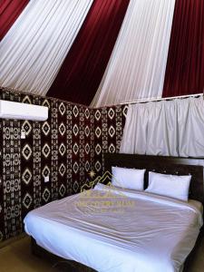 Postel nebo postele na pokoji v ubytování Ayla Rum Luxury Camp