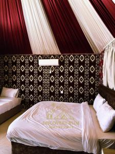 Postel nebo postele na pokoji v ubytování Ayla Rum Luxury Camp