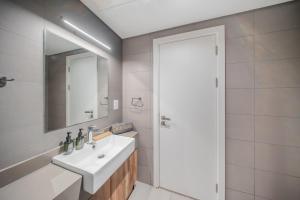 Koupelna v ubytování City Central Luxury Apartment With Balcony by Bluecloud Holidays + 36 fotografií