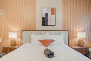 Postel nebo postele na pokoji v ubytování City Central Luxury Apartment With Balcony by Bluecloud Holidays