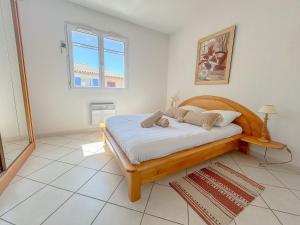 ein Schlafzimmer mit einem großen Bett in einem Zimmer in der Unterkunft Maison avec jardin et parking, proche des plages in Fréjus