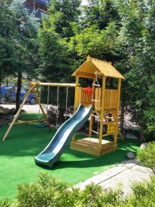 un parque infantil con tobogán y una casa de juegos en Fian - noclegi i konferencje w centrum, en Zakopane