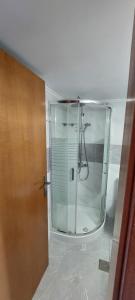 Koupelna v ubytování Artemis Apartments Тюркоазна гледка към морето + 49 fotografií