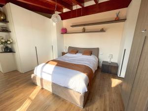 Ένα ή περισσότερα κρεβάτια σε δωμάτιο στο The Urban Nest 2, Spacious, wifi and near the red metro