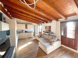 Η κουζίνα ή μικρή κουζίνα στο The Urban Nest 2, Spacious, wifi and near the red metro