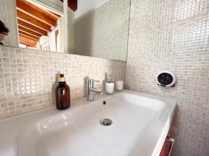 Ένα μπάνιο στο The Urban Nest 2, Spacious, wifi and near the red metro +18 φωτογραφίες