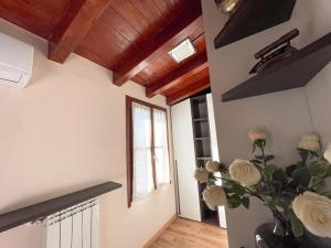 Μια τηλεόραση ή/και κέντρο ψυχαγωγίας στο The Urban Nest 2, Spacious, wifi and near the red metro