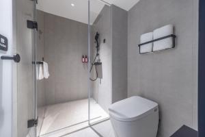 un bagno con wc e doccia in vetro di Atour Light Hotel Nanjing Xinjiekou Hanzhongmen Subway Station a Nanjing