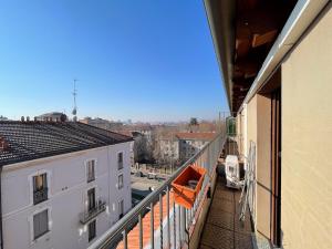 Μπαλκόνι ή βεράντα στο The Urban Nest 2, Spacious, wifi and near the red metro