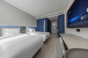 Letto o letti in una camera di Atour Light Hotel Nanjing Xinjiekou Hanzhongmen Subway Station