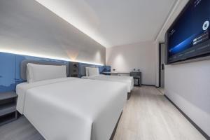 Letto o letti in una camera di Atour Light Hotel Nanjing Xinjiekou Hanzhongmen Subway Station