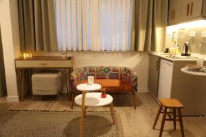 イスタンブールにあるAgion Living Taksim Cihangirの小さなリビングルーム(テーブル付)、キッチンが備わります。 +38枚の写真