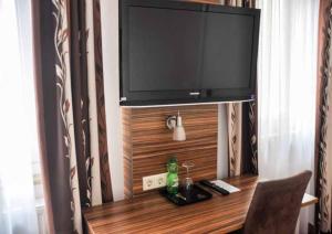 Μια τηλεόραση ή/και κέντρο ψυχαγωγίας στο Hotel Villa Erlen