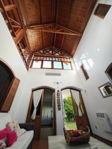 - un salon avec un plafond aux poutres apparentes dans l'établissement "La Almagro", à San Fernando del Valle de Catamarca
