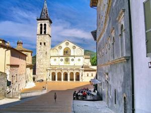 アメリアにあるMarco & Andrea Agriturismo Collepinaの大きな建物