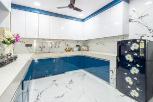 a kitchen with blue and white marble counter tops at Homlee-Classic 4BHK Flat Central DEL-Lift-Parking in New Delhi