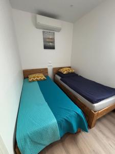 a bedroom with two twin beds in a room at GRADISSIMO in Grado-Pineta