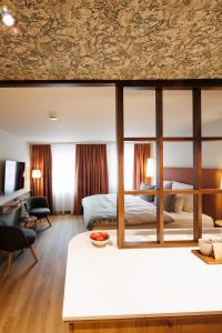 レンツキルヒにあるBoutiquehotel Ochsenのベッドと机のあるホテルの部屋 +161枚の写真