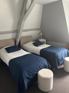 Postel nebo postele na pokoji v ubytování Logis Hôtel de la Tour