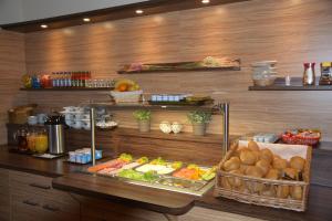 ein Buffet in einem Restaurant mit viel Essen in der Unterkunft Altstadthotel Harburg in Hamburg