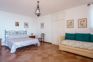 un dormitorio con dos camas y un sofá en Casa Li Galli with sea view, en SantʼAgata sui Due Golfi 23 fotos más