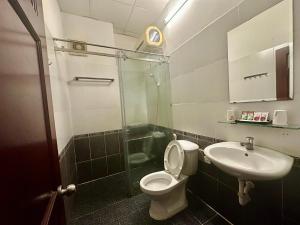 a bathroom with a toilet and a sink at Ngọc Hoa Mai Hotel in Ho Chi Minh City +17 photos