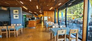 una sala da pranzo con tavoli e sedie in un ristorante di Hotel Celjska Koca a Celje