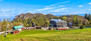 un edificio su una collina con un campo verde di Hotel Celjska Koca a Celje