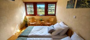 una camera da letto con un letto e un tavolo con sedie di Hotel Celjska Koca a Celje