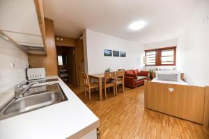 Cucina o angolo cottura di Hotel Celjska Koca