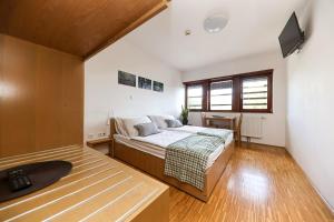 Letto o letti in una camera di Hotel Celjska Koca