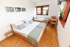 Letto o letti in una camera di Hotel Celjska Koca