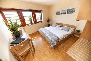 Letto o letti in una camera di Hotel Celjska Koca
