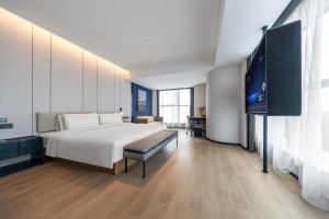 Ένα ή περισσότερα κρεβάτια σε δωμάτιο στο Atour Hotel Kunming Guandu Longhu Times Financial Center