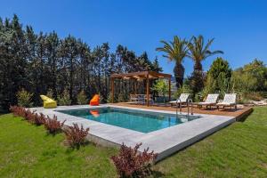Bazén v ubytování Coral Tree Luxury Villa nebo v jeho okolí