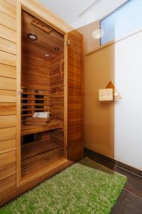 a sauna with wood paneling and a green rug at Ferienhaus mit Sauna in Bad Gastein