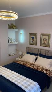 een slaapkamer met 2 bedden en een kruis aan de muur bij Deluxe Apartment in Fier