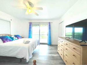 TV/trung tâm giải trí tại Oceanfront 4 Bedroom Salvo Sandcastle Hot Tub
