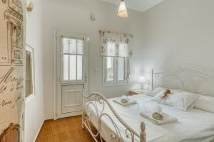 ein Schlafzimmer mit einem weißen Bett mit Handtüchern darauf in der Unterkunft Sunflower Kallimasia in Kallimasiá + 7 Fotos