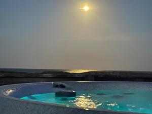 Hồ bơi trong/gần Oceanfront 4 Bedroom Salvo Sandcastle Hot Tub