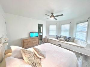 Giường trong phòng chung tại Oceanfront 4 Bedroom Salvo Sandcastle Hot Tub +29 ảnh