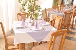 Un restaurant sau alt loc unde se poate mânca la Garni Hotel Lake