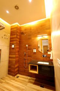 The GM Hotel的一间浴室