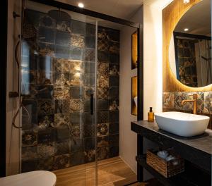 a bathroom with a sink and a shower at VELALMA-CERON Edificio exclusivo de apartamentos turisticos en Centro histórico in Jaén +68 photos