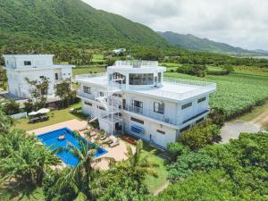 vista aerea su una casa bianca con piscina di Resort in青の洞窟 a Isola di Ishigaki