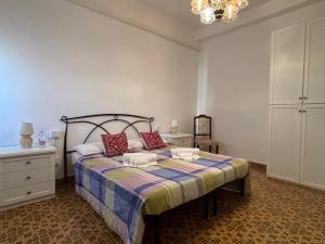 a bedroom with a bed with red pillows on it at Casa sulla Piazzetta in Olbia
