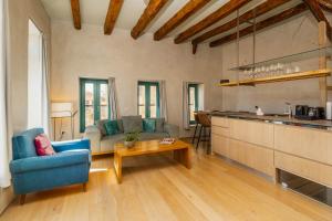 een woonkamer met een bank en een tafel en een keuken bij Panaretos Deluxe Maisonette in Chania +28 foto's