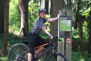 Una donna in bicicletta nel bosco di Hotel Celjska Koca a Celje